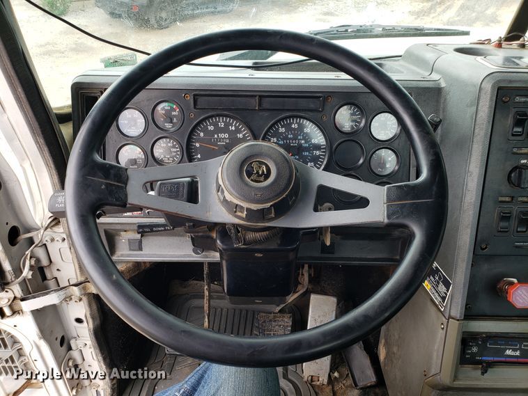 image for item DG7685 1994 Mack CH613 semi truck