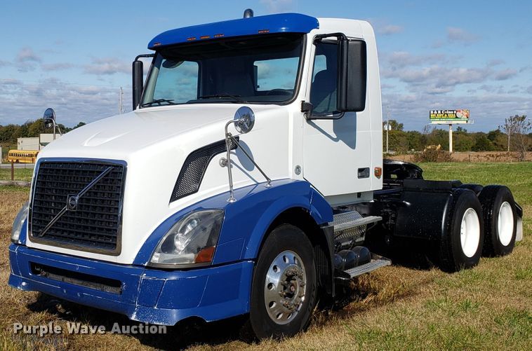 image for item DG8816 2007 Volvo VN semi truck
