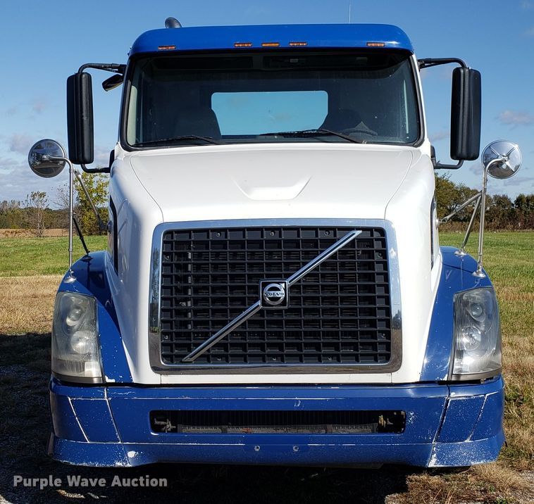 image for item DG8816 2007 Volvo VN semi truck