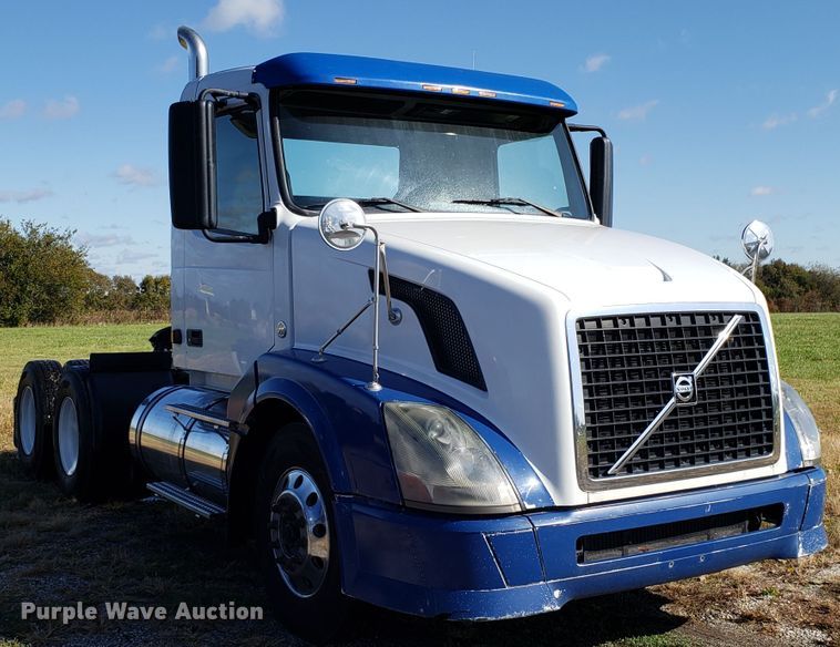 image for item DG8816 2007 Volvo VN semi truck