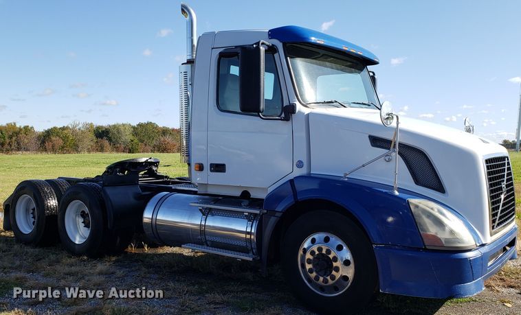 image for item DG8816 2007 Volvo VN semi truck