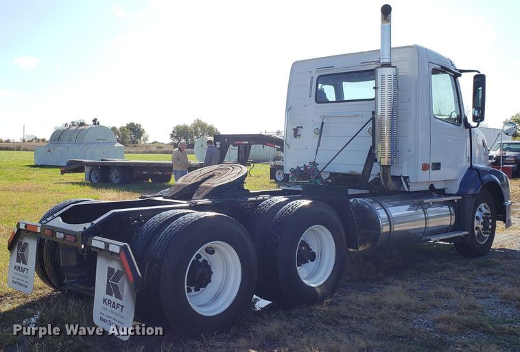 image for item DG8816 2007 Volvo VN semi truck