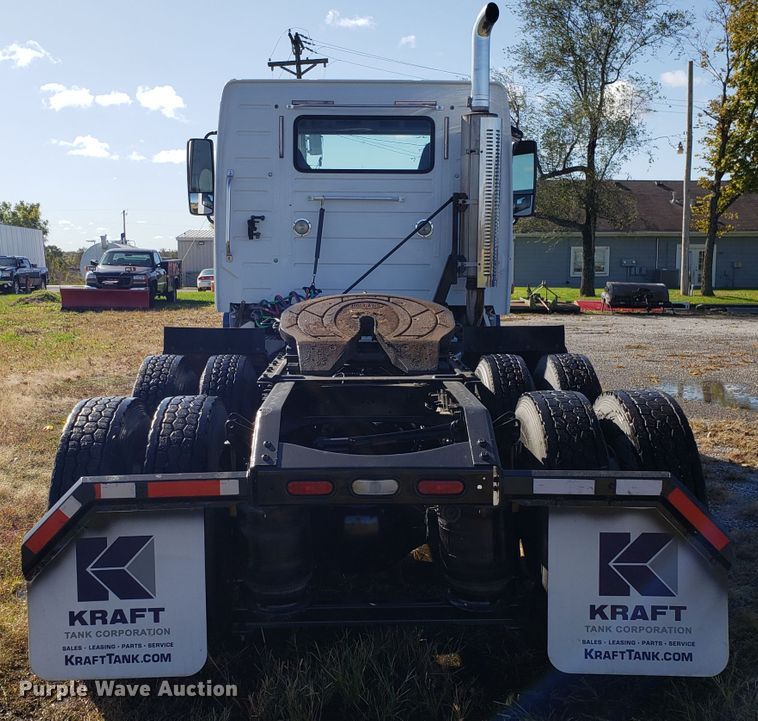 image for item DG8816 2007 Volvo VN semi truck