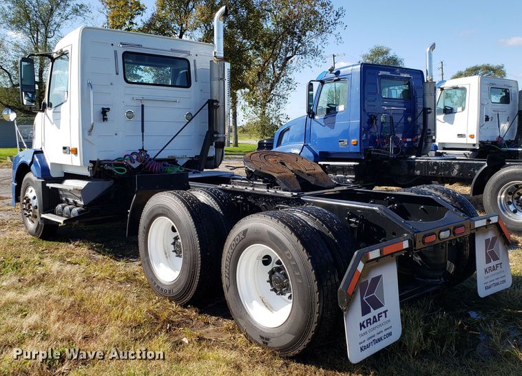 image for item DG8816 2007 Volvo VN semi truck