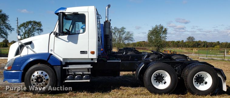 image for item DG8816 2007 Volvo VN semi truck