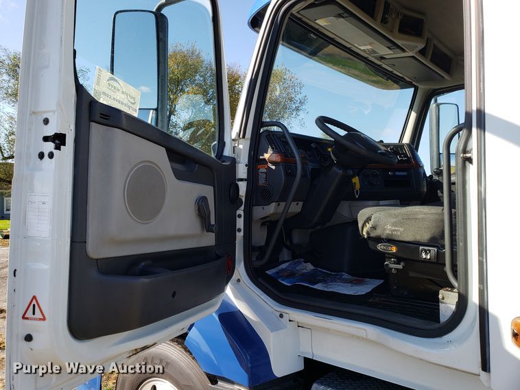 image for item DG8816 2007 Volvo VN semi truck