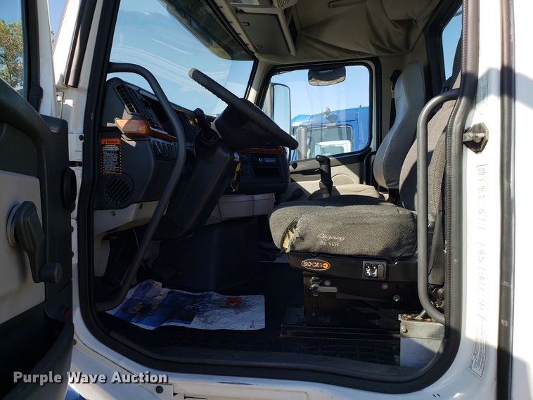 image for item DG8816 2007 Volvo VN semi truck