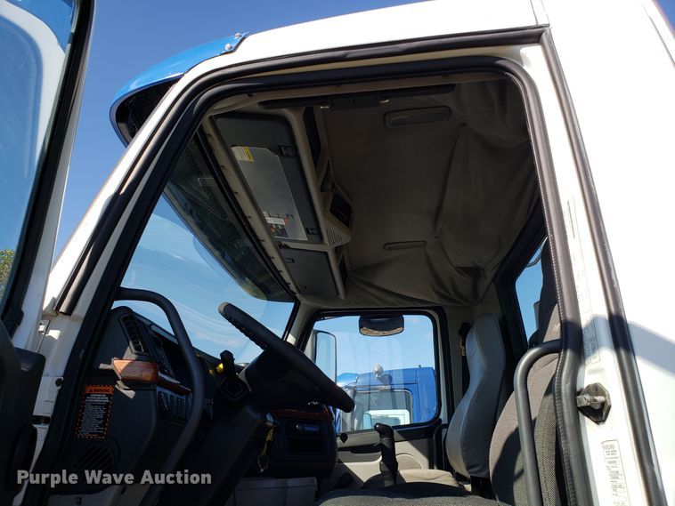 image for item DG8816 2007 Volvo VN semi truck