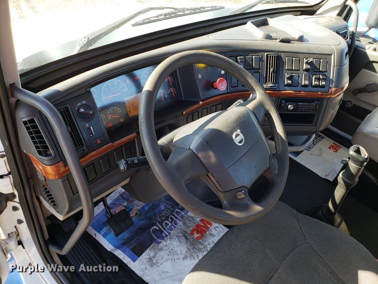 image for item DG8816 2007 Volvo VN semi truck