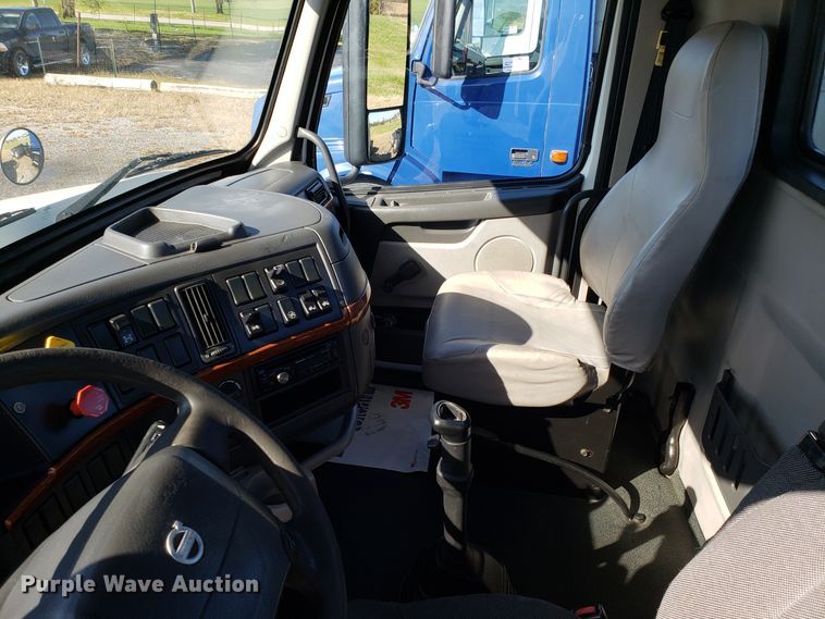 image for item DG8816 2007 Volvo VN semi truck