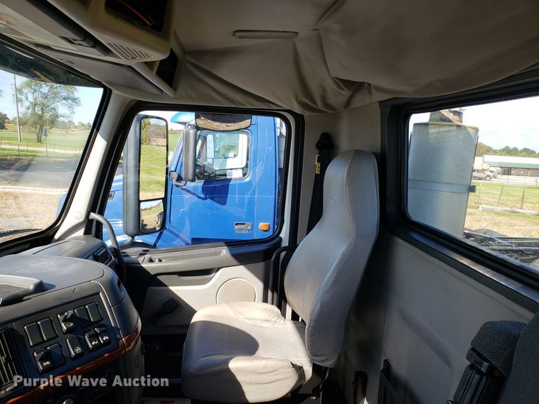 image for item DG8816 2007 Volvo VN semi truck