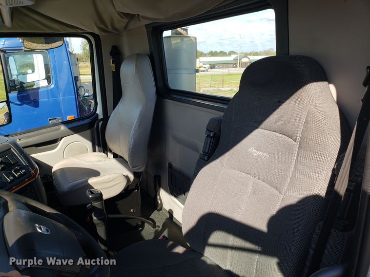 image for item DG8816 2007 Volvo VN semi truck