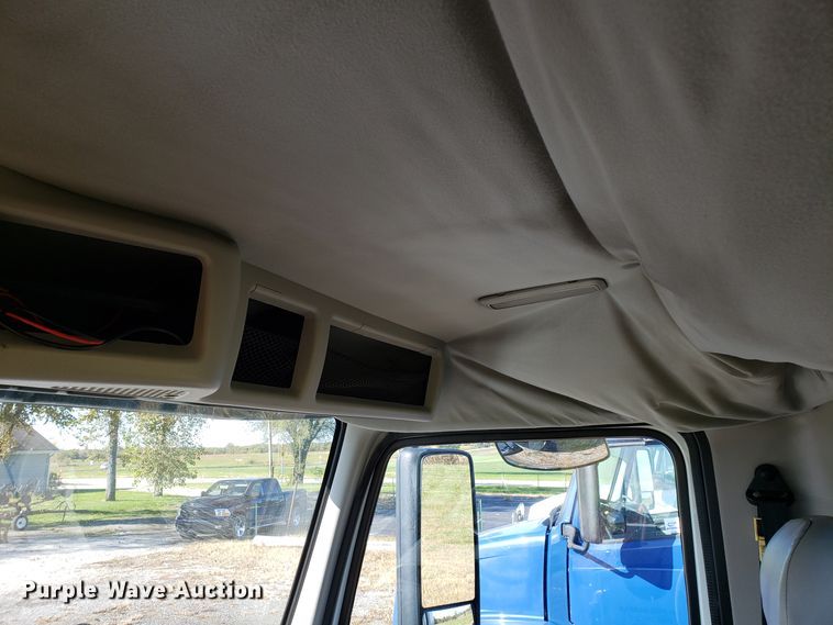 image for item DG8816 2007 Volvo VN semi truck