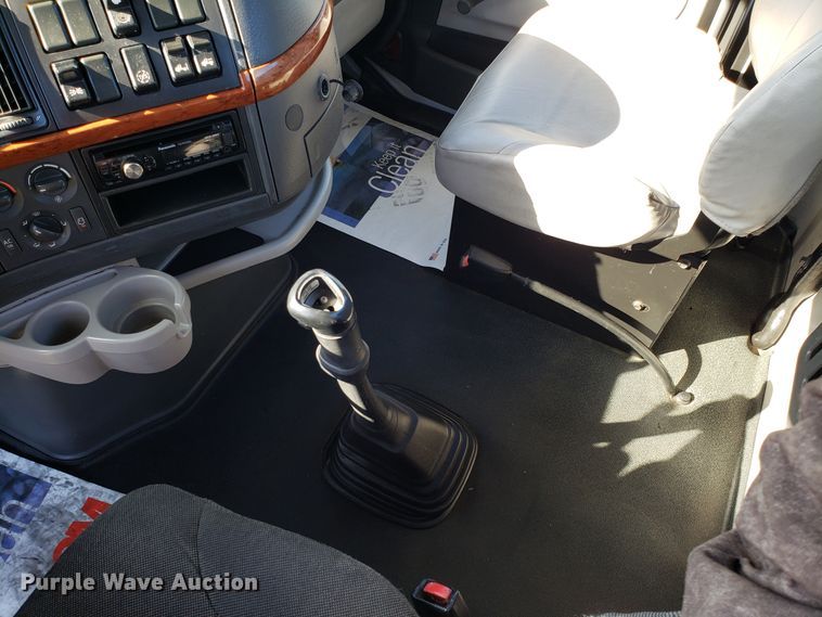 image for item DG8816 2007 Volvo VN semi truck