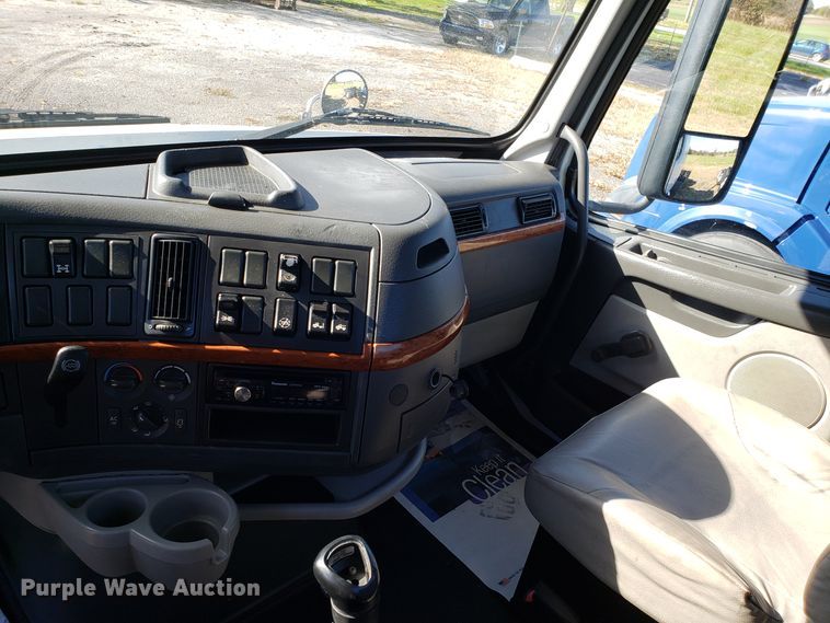 image for item DG8816 2007 Volvo VN semi truck