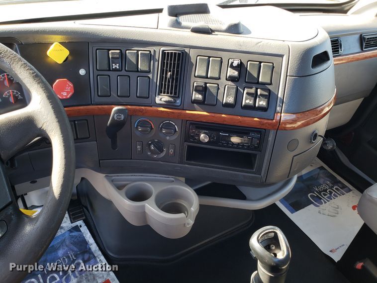 image for item DG8816 2007 Volvo VN semi truck