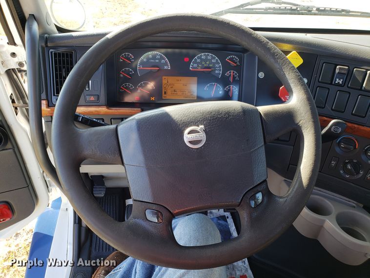 image for item DG8816 2007 Volvo VN semi truck