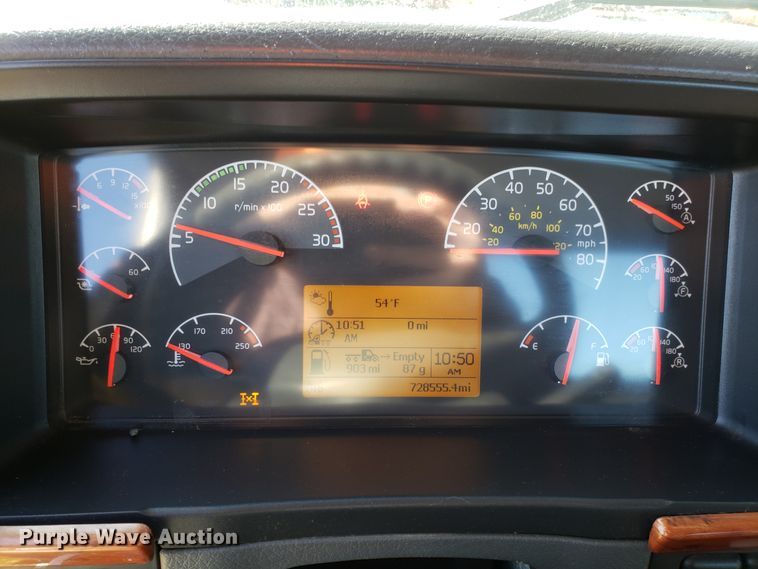 image for item DG8816 2007 Volvo VN semi truck