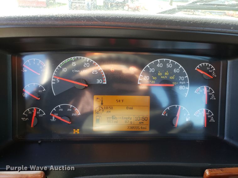 image for item DG8816 2007 Volvo VN semi truck