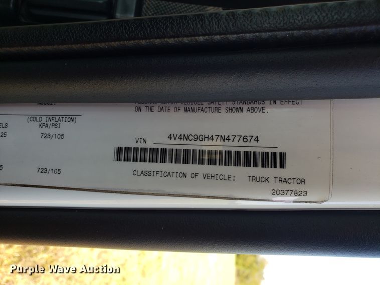 image for item DG8816 2007 Volvo VN semi truck