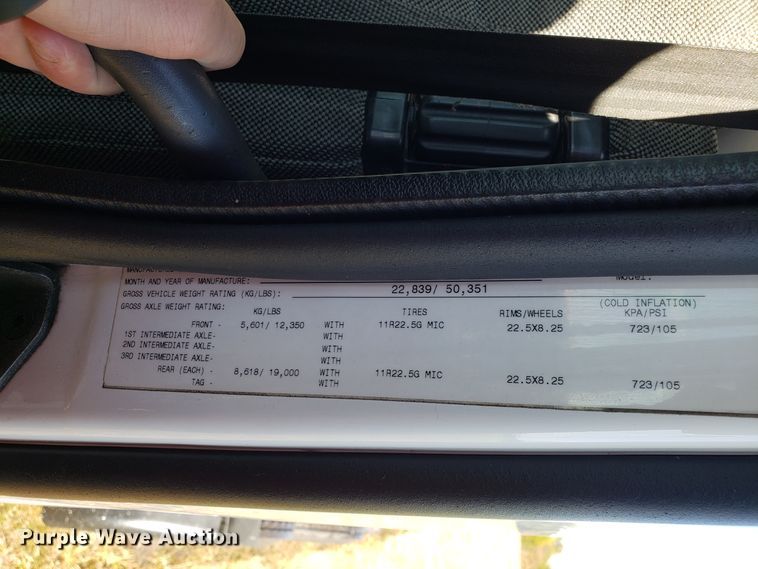 image for item DG8816 2007 Volvo VN semi truck