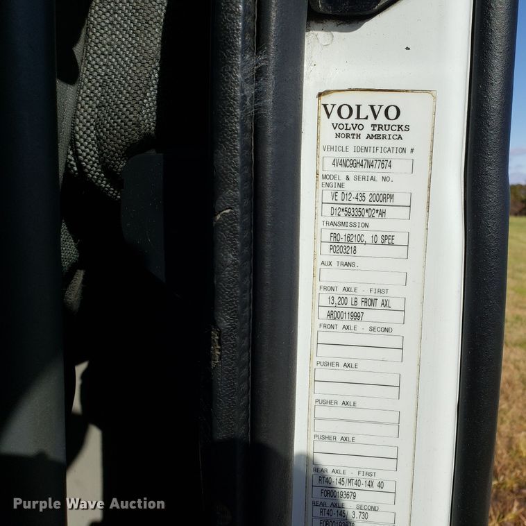 image for item DG8816 2007 Volvo VN semi truck