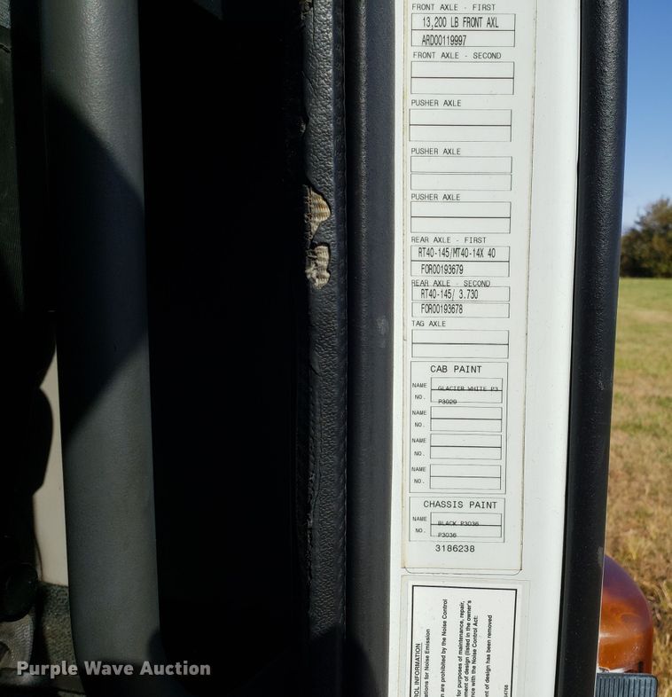 image for item DG8816 2007 Volvo VN semi truck