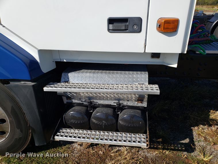 image for item DG8816 2007 Volvo VN semi truck