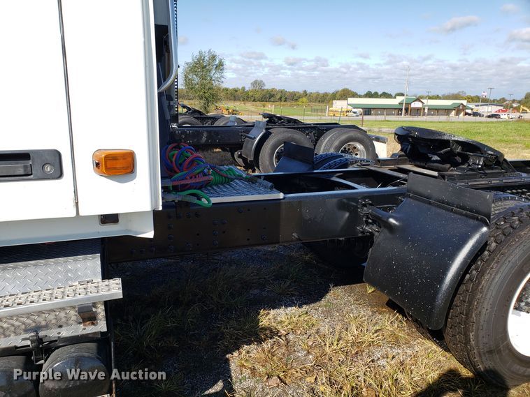 image for item DG8816 2007 Volvo VN semi truck