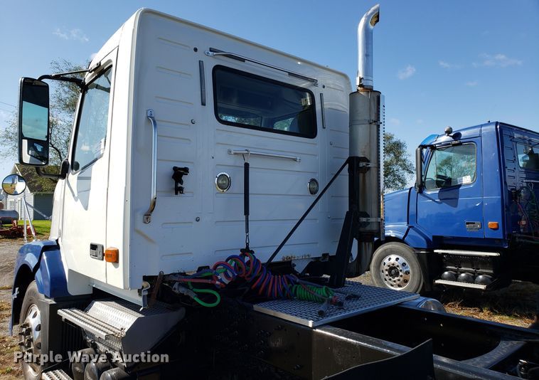 image for item DG8816 2007 Volvo VN semi truck