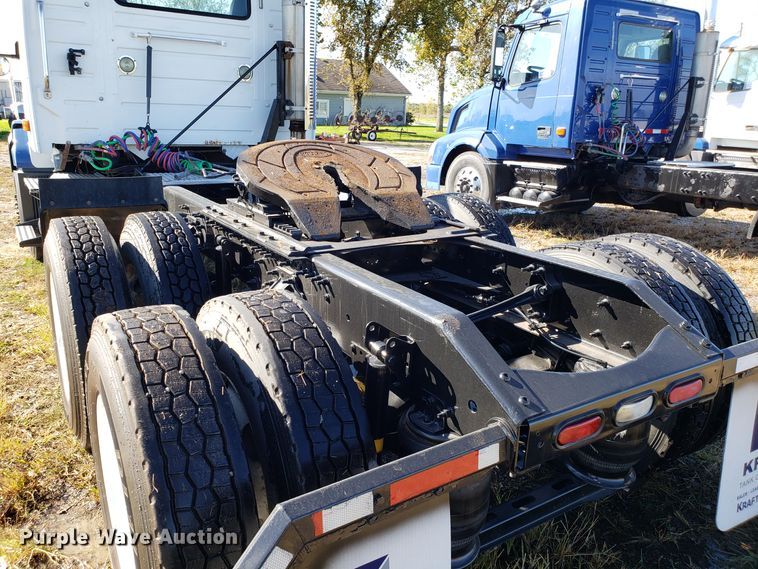 image for item DG8816 2007 Volvo VN semi truck