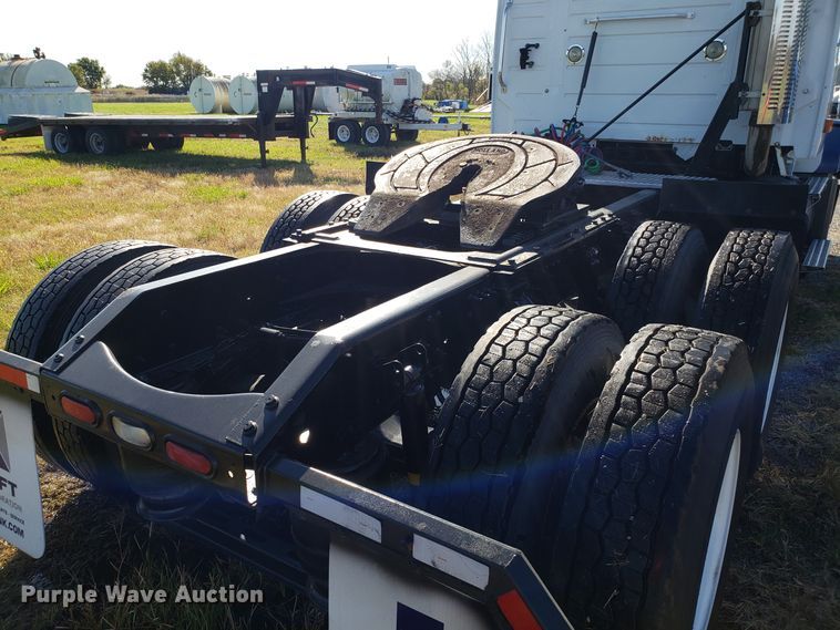 image for item DG8816 2007 Volvo VN semi truck