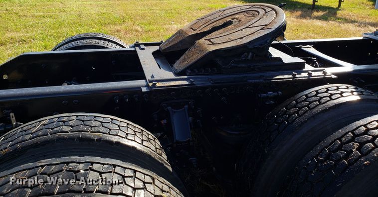 image for item DG8816 2007 Volvo VN semi truck