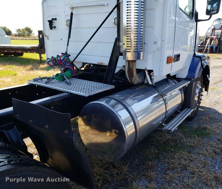 image for item DG8816 2007 Volvo VN semi truck