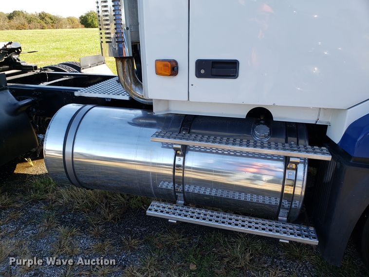 image for item DG8816 2007 Volvo VN semi truck