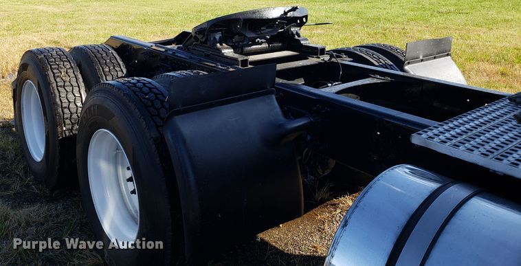 image for item DG8816 2007 Volvo VN semi truck