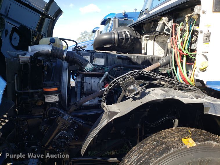 image for item DG8816 2007 Volvo VN semi truck