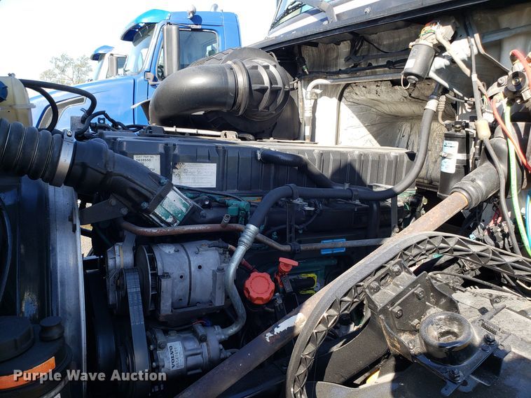 image for item DG8816 2007 Volvo VN semi truck