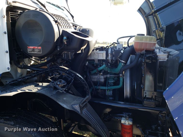 image for item DG8816 2007 Volvo VN semi truck