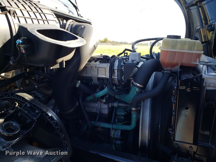 image for item DG8816 2007 Volvo VN semi truck