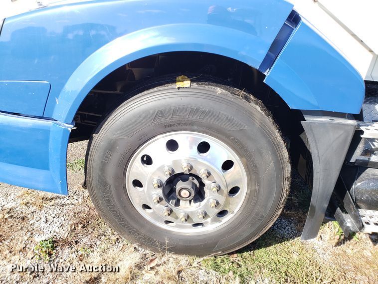 image for item DG8816 2007 Volvo VN semi truck