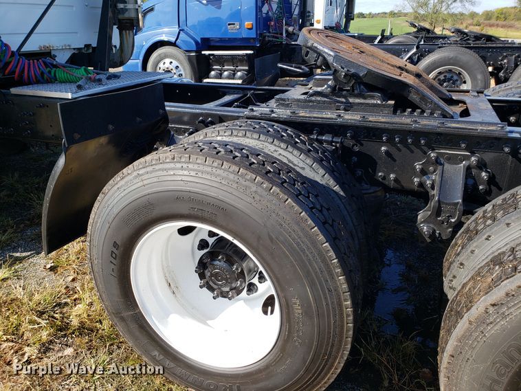 image for item DG8816 2007 Volvo VN semi truck