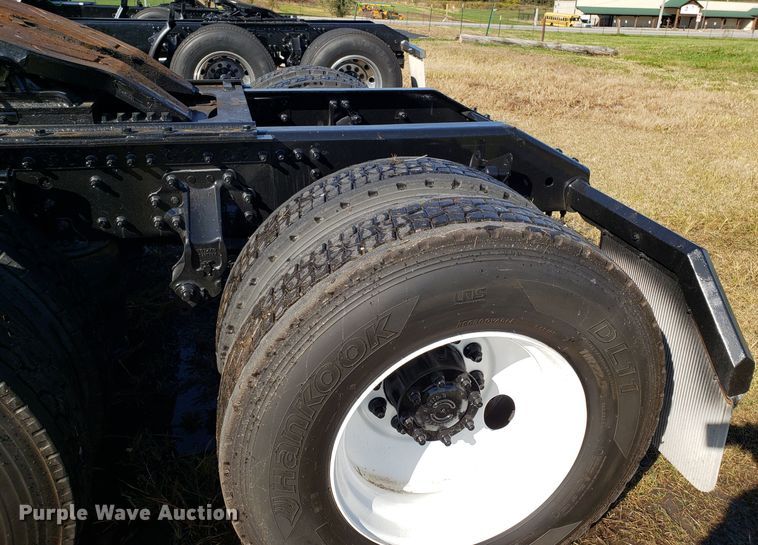 image for item DG8816 2007 Volvo VN semi truck