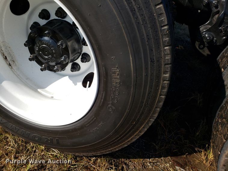 image for item DG8816 2007 Volvo VN semi truck