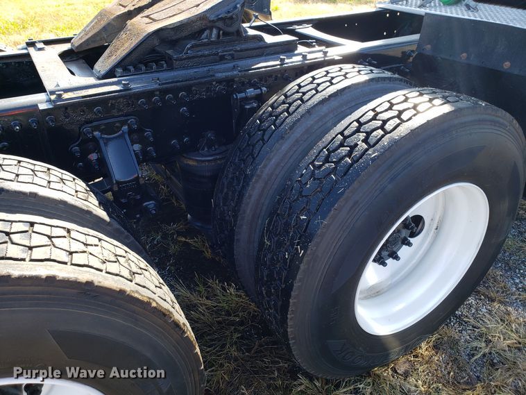 image for item DG8816 2007 Volvo VN semi truck