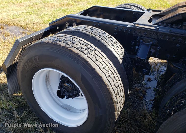 image for item DG8816 2007 Volvo VN semi truck