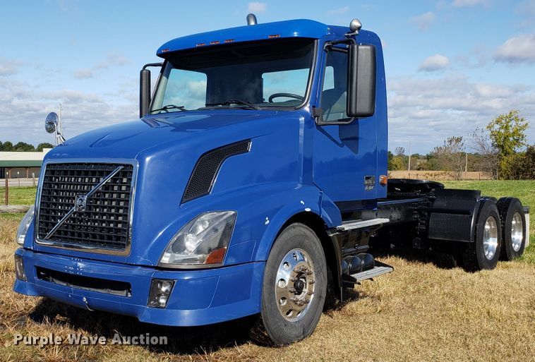 image for item DG8817 2006 Volvo VN semi truck