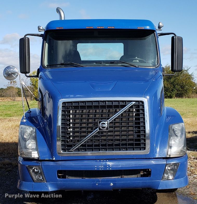 image for item DG8817 2006 Volvo VN semi truck