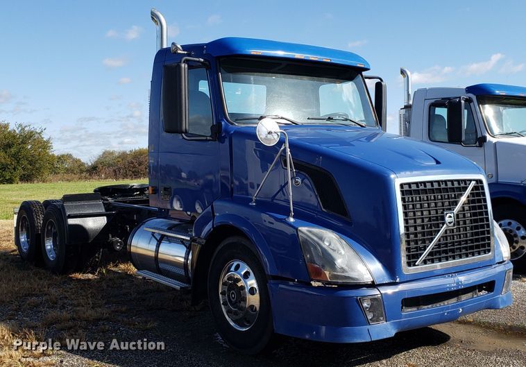 image for item DG8817 2006 Volvo VN semi truck