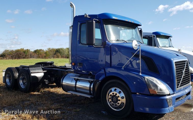 image for item DG8817 2006 Volvo VN semi truck